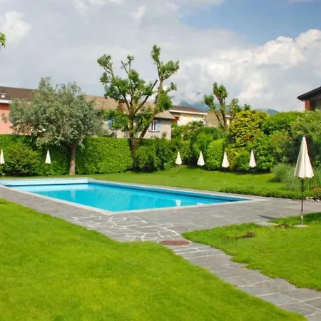 Mit Garten Und Pool In