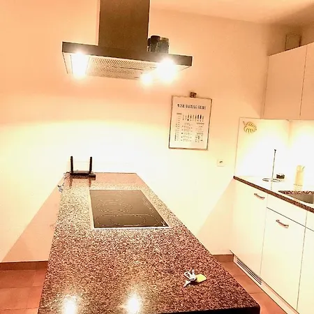 Mit Garten Und Pool In