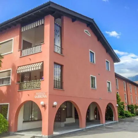 Mit Garten Und Pool In *