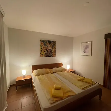 Mit Garten Und Pool In Apartman Ascona