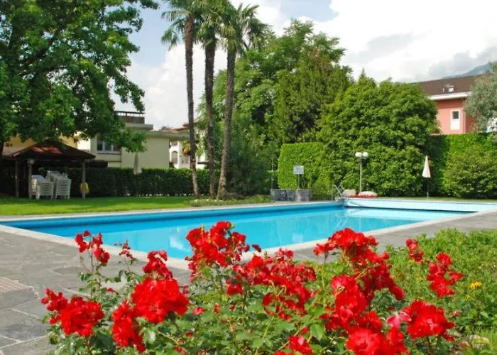 Mit Garten Und Pool In