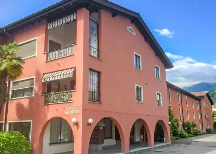 Mit Garten Und Pool In *