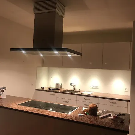 Mit Garten Und Pool In