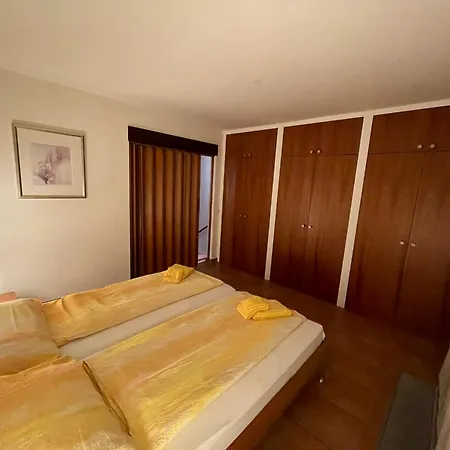 Mit Garten Und Pool In 公寓 *