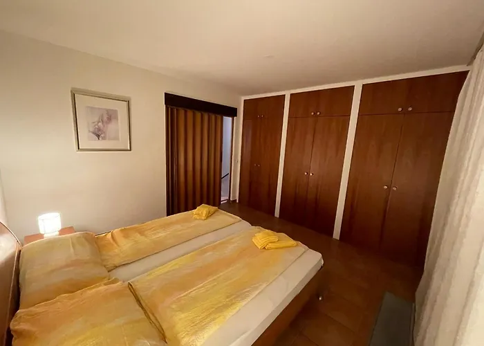 Mit Garten Und Pool In 公寓 *