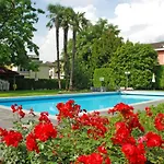 Mit Garten Und Pool In